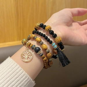 Détails de bracelets bohèmes multicouches en perles de bois avec arbre de vie et gland