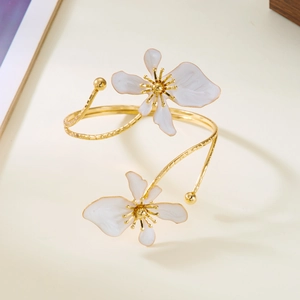Détail du bracelet doré avec des fleurs de lotus en émail blanc aux textures fines