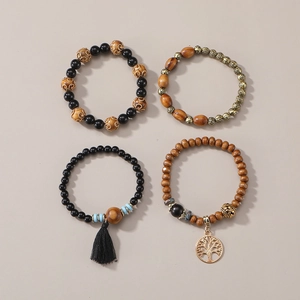 Détails de bracelets bohémiens en perles de bois avec pendentif arbre de vie et pompon noir