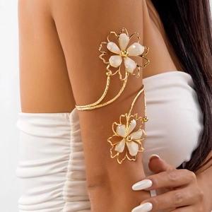 Bracelet de bras doré élégant avec fleurs évidées et pétales de lotus en résine blanche