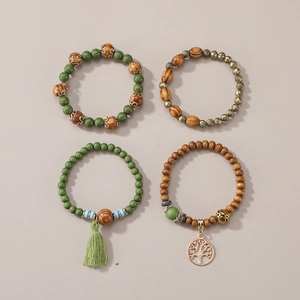 Détail de bracelets de perles en bois multicouches bohèmes avec arbre de vie et gland