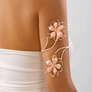 Vue détaillée d'un élégant bracelet de bras doré avec deux fleurs en émail rose