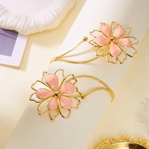Détail d'un bracelet lotus en émail rose avec finitions dorées et fleurs 3D