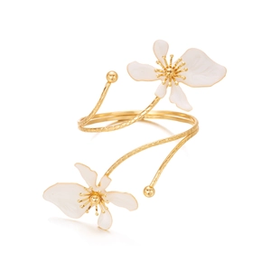 Bracelet spirale doré élégant avec pétales de lotus en émail blanc et finition en métal texturé