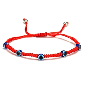 Detail van rode gevlochten armband met vijf boze ogen kralen en verstelbare zilveren kralen