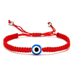 Detail van rode gevlochten touwarmband met een blauwe Evil Eye kraal en verstelbaar koord