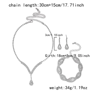 Dettaglio del set di gioielli in argento con strass, collana a goccia e orecchini