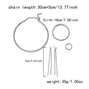 Dettaglio del set di gioielli con strass con misure di collana, bracciale e orecchini