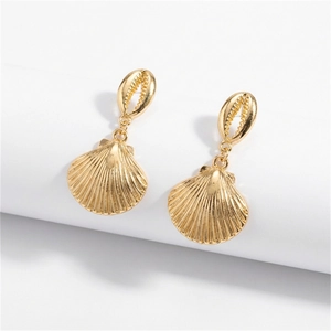 Detalle de pendientes dorados con forma de estrella de mar y concha marina