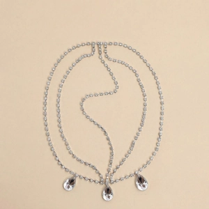 Dettaglio del gioiello per testa boho argento con strass lucidi e pendenti a goccia