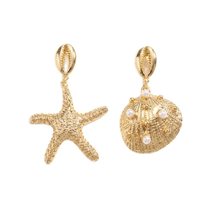 Pendientes bohemios de estrella de mar y concha dorados con perlas sobre fondo blanco