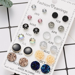 Set aus 12 Paar Strass- und Kristallblumen-Ohrringen auf einer weißen Displaykarte