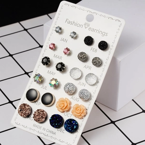 Set mit 12 Paar Strass- und Kristallblumen-Ohrringen auf einer Monats-Displaykarte