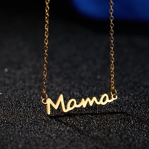 Elegante collana dorata con lettere Mama e catena sottile su sfondo scuro