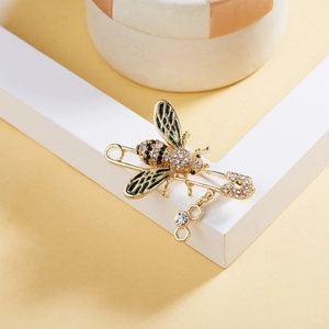 Broche épingle à nourrice abeille avec ailes en émail émeraude et pendentif alvéoles