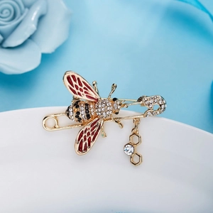 Broche abeille à ailes émaillées rouges, strass et pendentif alvéole en métal doré