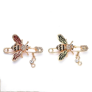 Broche abeille tendance avec strass et pendentif alvéole en rouge et vert