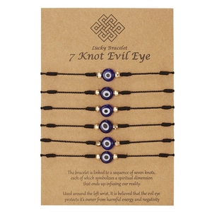 Set van 6 handgemaakte zwarte evil eye armbanden met gouden kralen op een kaart