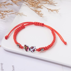 Bracciale intrecciato arancione regolabile con ciondolo a farfalla colorata e perline