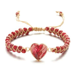 Pulsera tejida a mano con piedra de corazón roja, marco dorado y cordón ajustable
