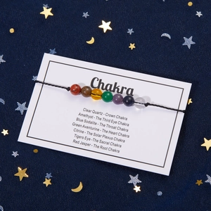 7 Chakra Stein Armband mit Luck Sonnenstein Perlen und gewebtem Seil auf Sternenhintergrund
