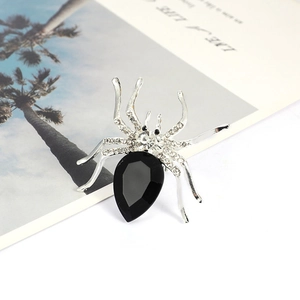Macro di anello a ragno con grande pietra nera a goccia e cristalli scintillanti