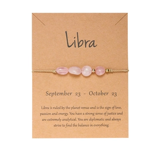 Bracciale Bilancia fatto a mano con pietre naturali rosa su cartoncino kraft espositivo