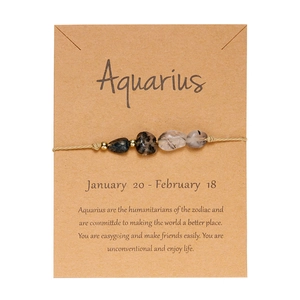 Dettaglio del bracciale Aquarius con pietre naturali su cartoncino in carta kraft