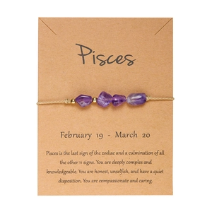 Dettaglio del bracciale zodiaco Pesci con pietre naturali su carta kraft