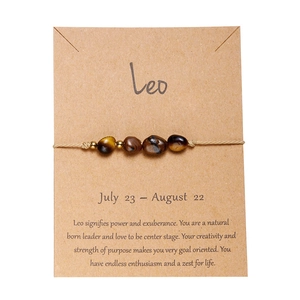 Dettaglio del bracciale zodiaco Leone con pietre occhio di tigre su carta kraft