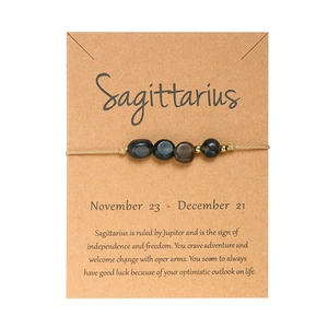 Dettaglio del bracciale zodiaco Sagittario fatto a mano con pietre naturali su carta kraft