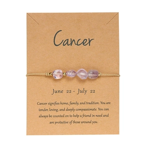 Dettaglio del bracciale zodiacale Cancro fatto a mano con pietre di ametista viola