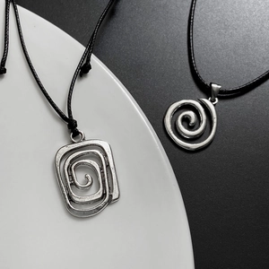 Vintage-Spiralhalsketten mit silbernen Anhängern an schwarzen Lederkordeln