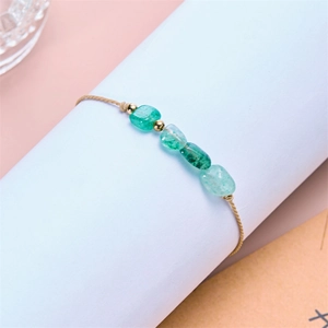 Bracciale intrecciato a mano con cinque pietre naturali verdi e perline d'oro su supporto