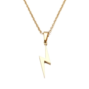 Collana con pendente a fulmine in acciaio inossidabile dorato lucido su sfondo bianco