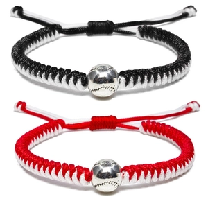 Dettaglio di braccialetti da baseball intrecciati regolabili con ciondolo a sfera