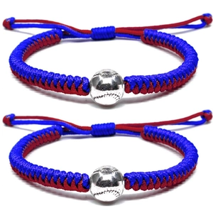 Dettaglio di set di due braccialetti da baseball intrecciati a mano con cordino regolabile