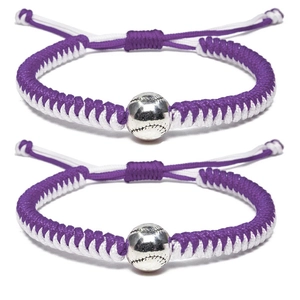 Dettaglio di braccialetti intrecciati viola e bianchi con perline da baseball argento