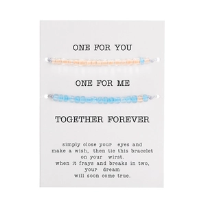 Dettaglio dei braccialetti luminosi per coppie con cartolina regalo ONE FOR YOU AND ME
