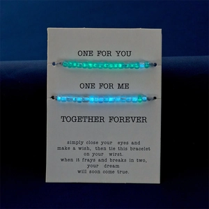Braccialetti di coppia luminosi in perline blu e turchesi su carta regalo
