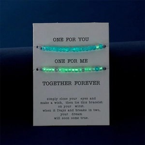Set di braccialetti luminosi per coppie con perline fluo su cartoncino regalo romantico