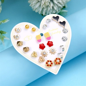 Dettaglio di 12 paia di orecchini alla moda su cartoncino a cuore con fiori decorativi