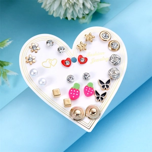 Set dettagliato di 12 paia di orecchini a lobo su carta a cuore per diversi stili di moda