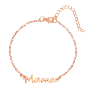 Λεπτομέρεια ροζ χρυσό βραχιόλι Mama με κούμπωμα καβούρι και ρυθμιζόμενη αλυσίδα