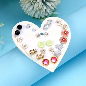 Dettaglio del set di 12 paia di orecchini con stelle e cuori su carta a cuore