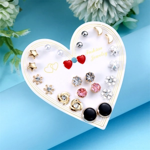 Set di 12 paia di orecchini con stelle dorate e fiori di cristallo su cartoncino
