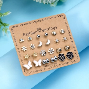 Dettaglio del set di 15 paia di orecchini alla moda con forme miste su scheda