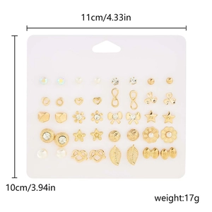 Dettaglio di un set di 12 paia di orecchini dorati su una scheda display da 11x10cm