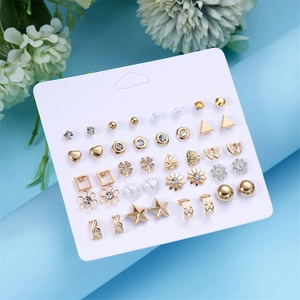 Dettaglio del set di 20 paia di orecchini dorati con perle e strass su espositore