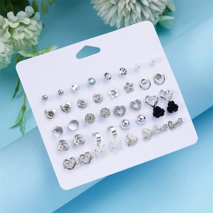 Dettaglio di un set di 12 paia di orecchini geometrici con perle e cristalli